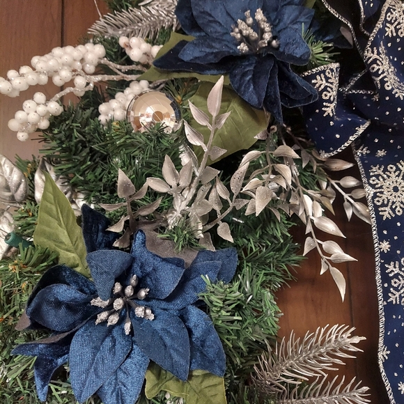 Blue and silver poinsettia wreath with lights - Picture 6 of 16